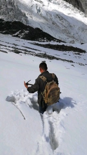 冰川边上，这雪还算浅了！