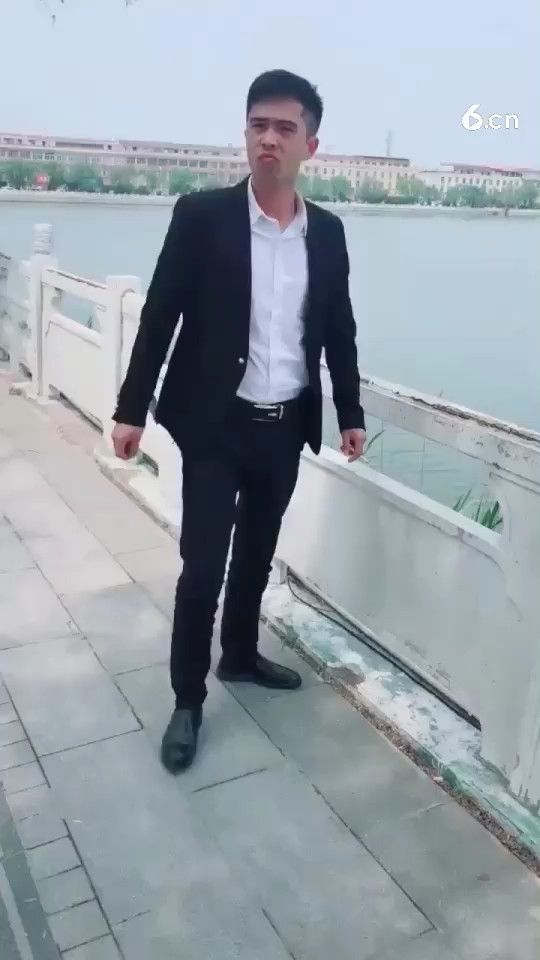 我也是穿过正装的 😄