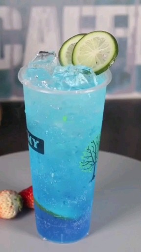 夏天能让人凉爽的蓝色妖姬奶茶
