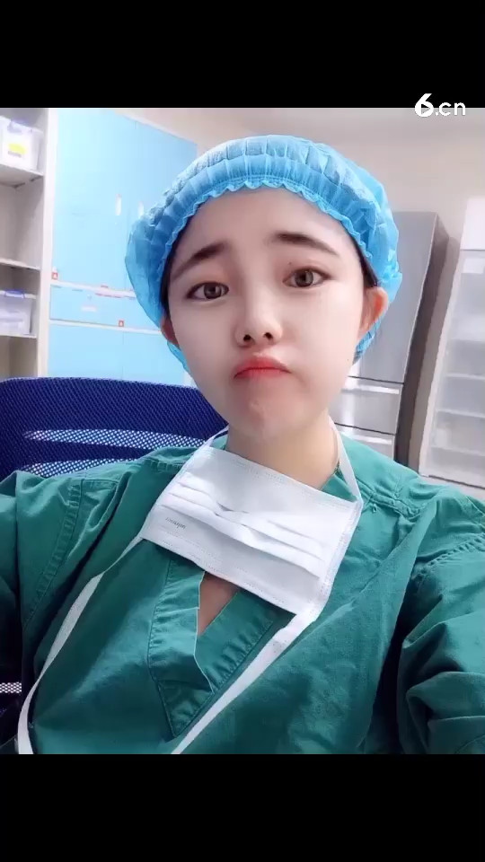 一点点脸红。