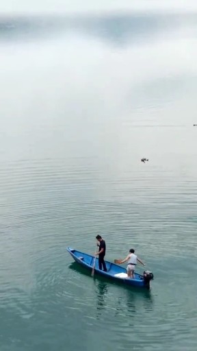 妹妹坐船头(尾)，哥哥你……