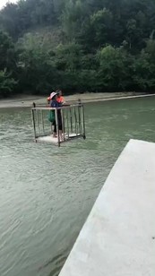 刚好遇见边境村民过索桥