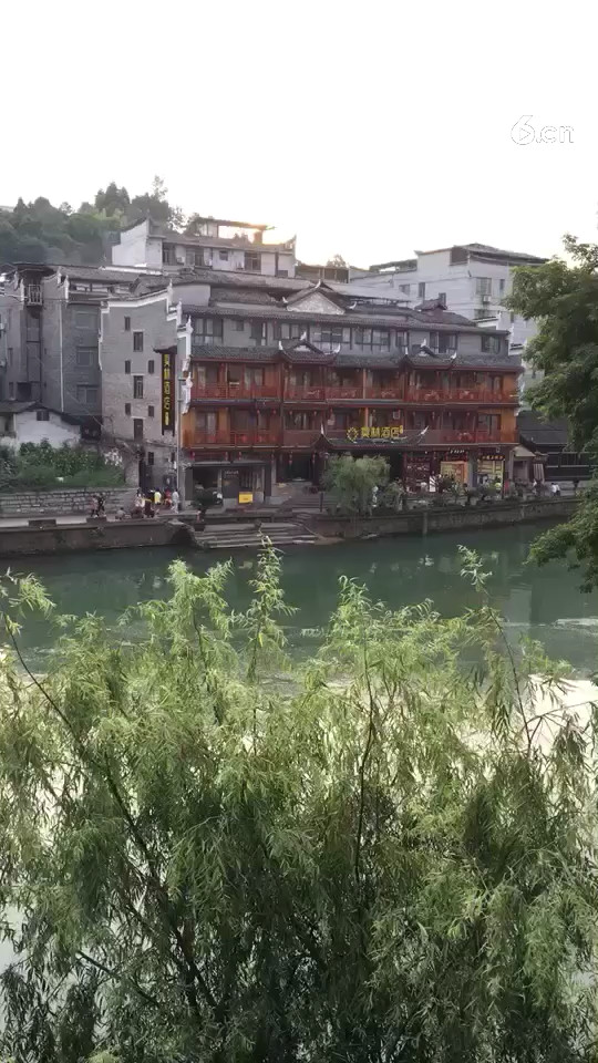 凤凰古城白天风景