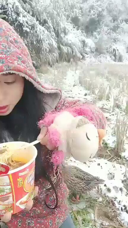 教主雪地里吃泡面，方便面😂