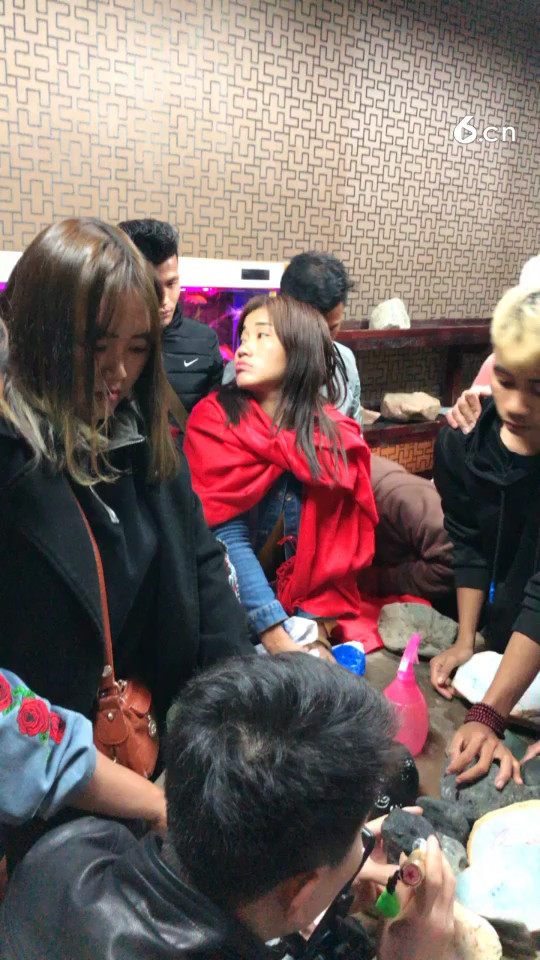 中缅边境现场直播收翡翠原石