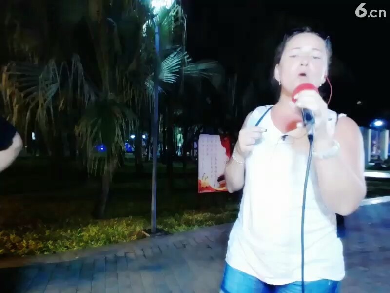 美女唱歌