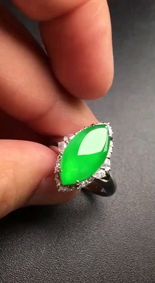 高冰满绿阳绿18k金钻翡翠戒指