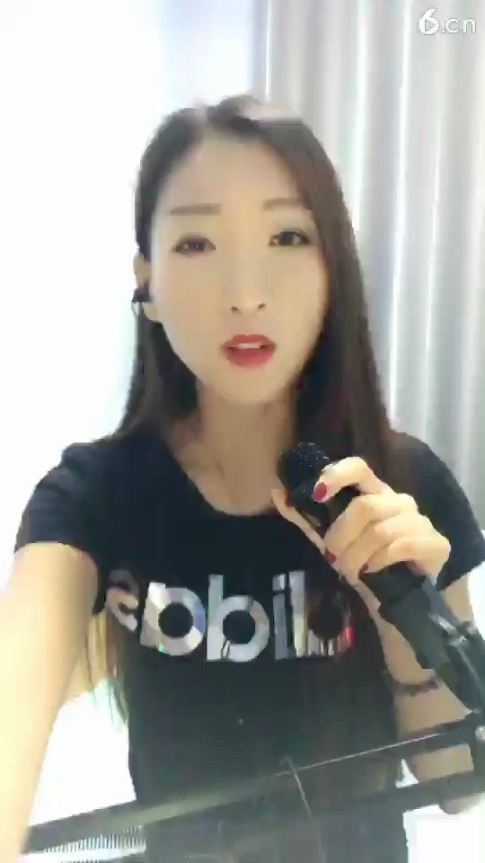 ，