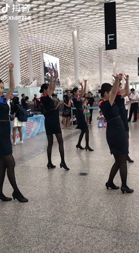 空姐美女群嗨!