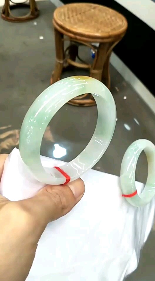 糯冰黄加绿飘花翡翠手镯