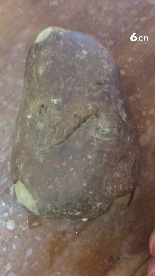 有人说这是翡翠原石，能发家致富