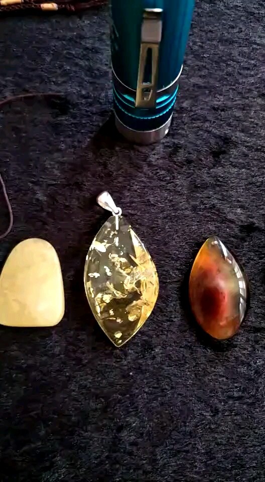 波罗的海水滴花珀吊坠