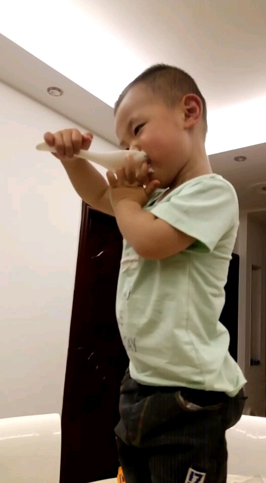 小家伙爱吃米饭！！！