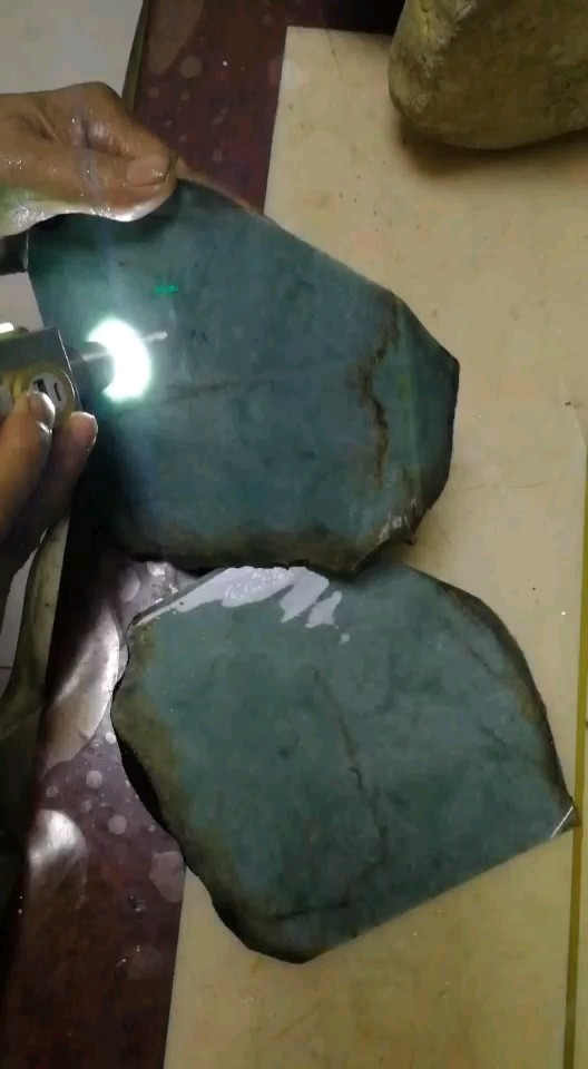 可以出手镯啦😛豆青色，很美！