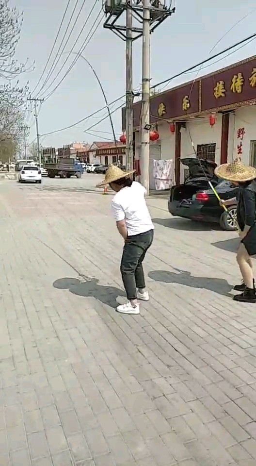 草帽掉了～