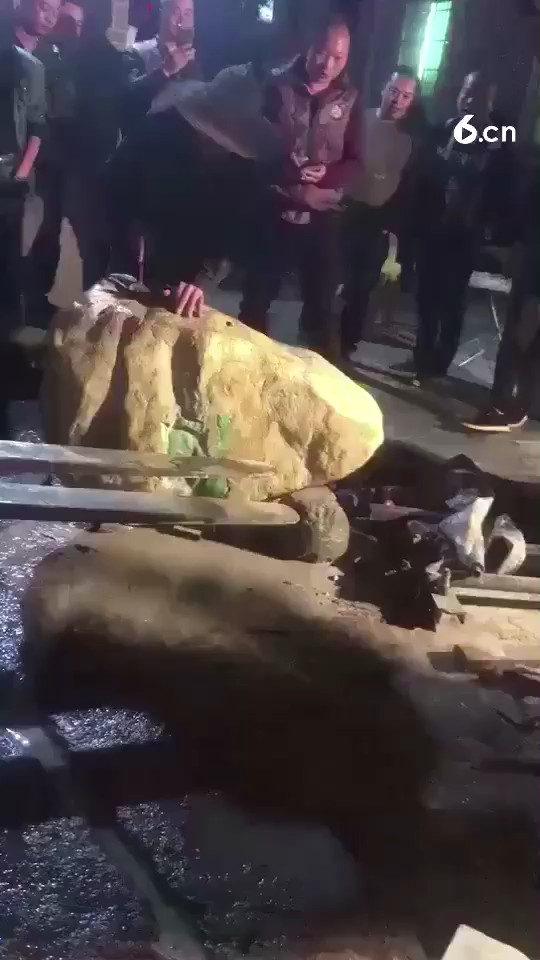 开出来的翡翠原石，一刀穷.一刀