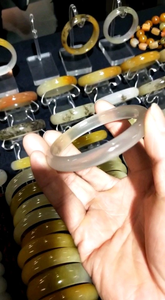 精品宝石光手镯