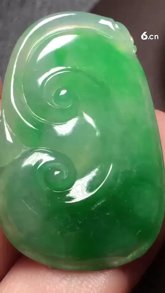 阳绿如意，种老起光，水润通透，