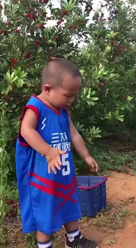 这小孩吃个杨梅表情也太丰富了吧