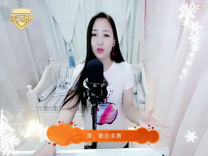 路灯下的小女孩