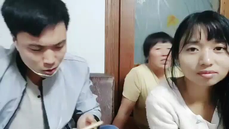 教主的妈妈和老弟😂