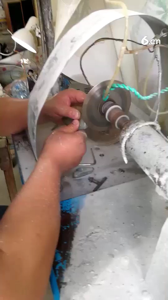 玉石加工师傅打磨半成品