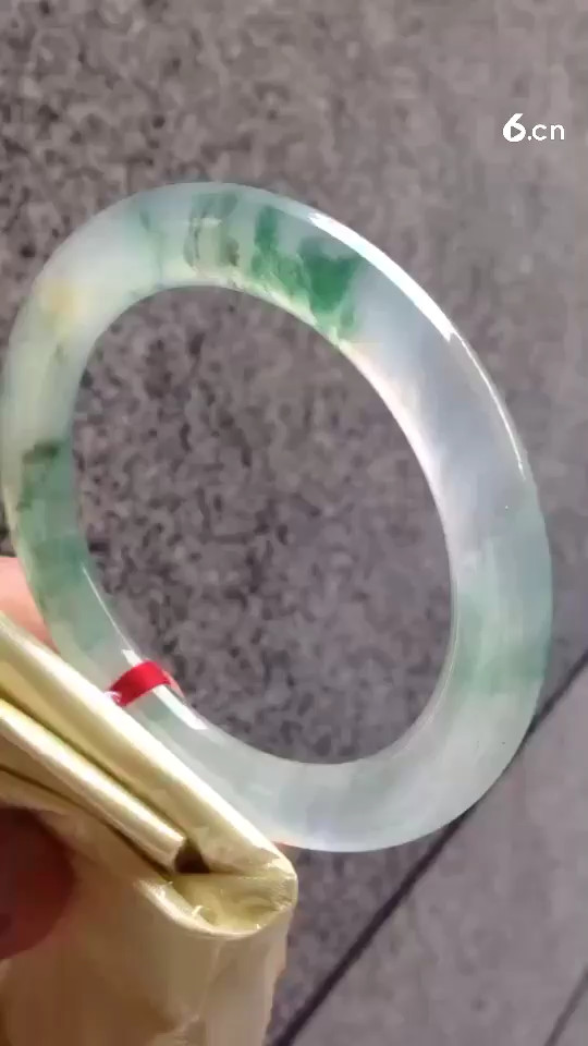 翡翠珠宝。冰飘花 圆条