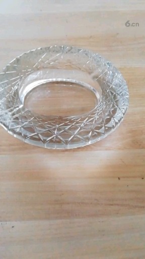 别把烟灰缸放床头，知道为什么吗