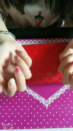 粉粉的，很有少女感