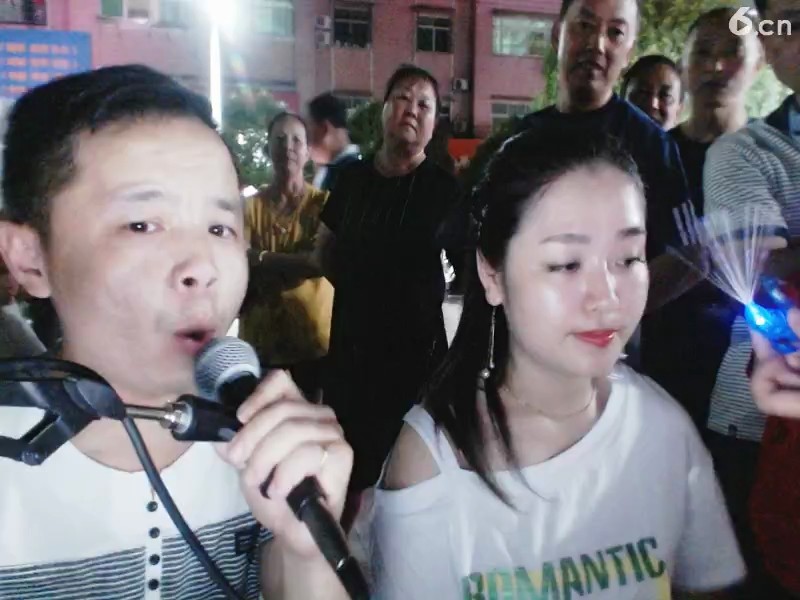 阿亮和美女粉丝互动K歌加油，加