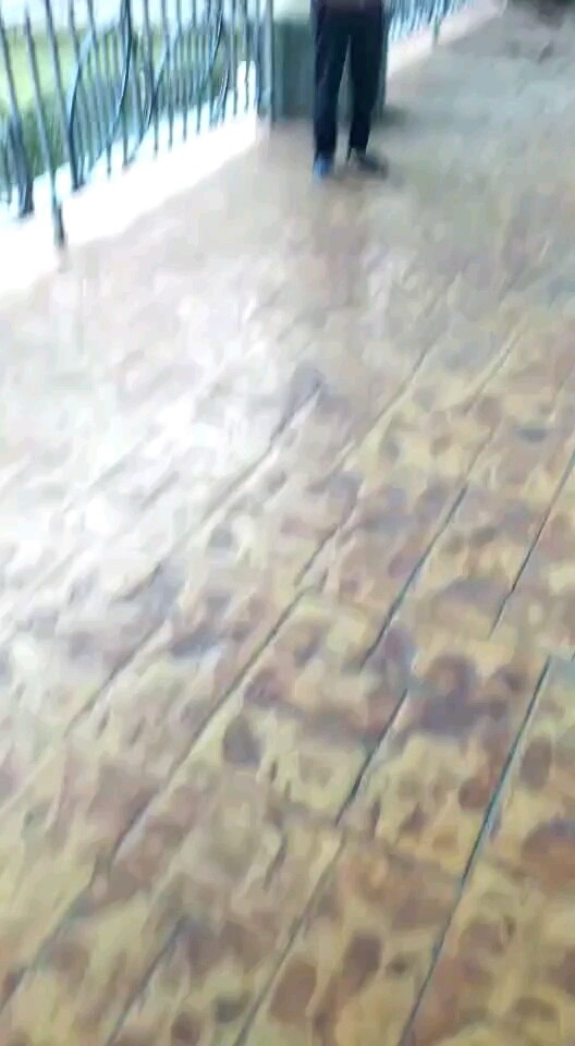 看我的妈妈五十多岁了干活累的真