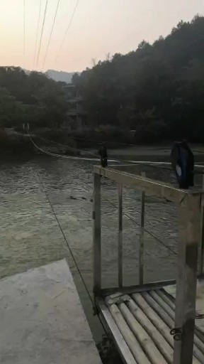 边境的绳索桥