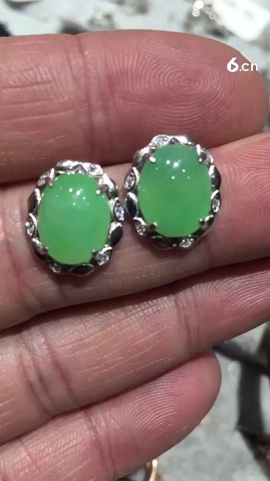 缅甸翡翠耳钉一对