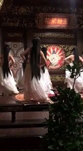 邊吃飯邊有美女看