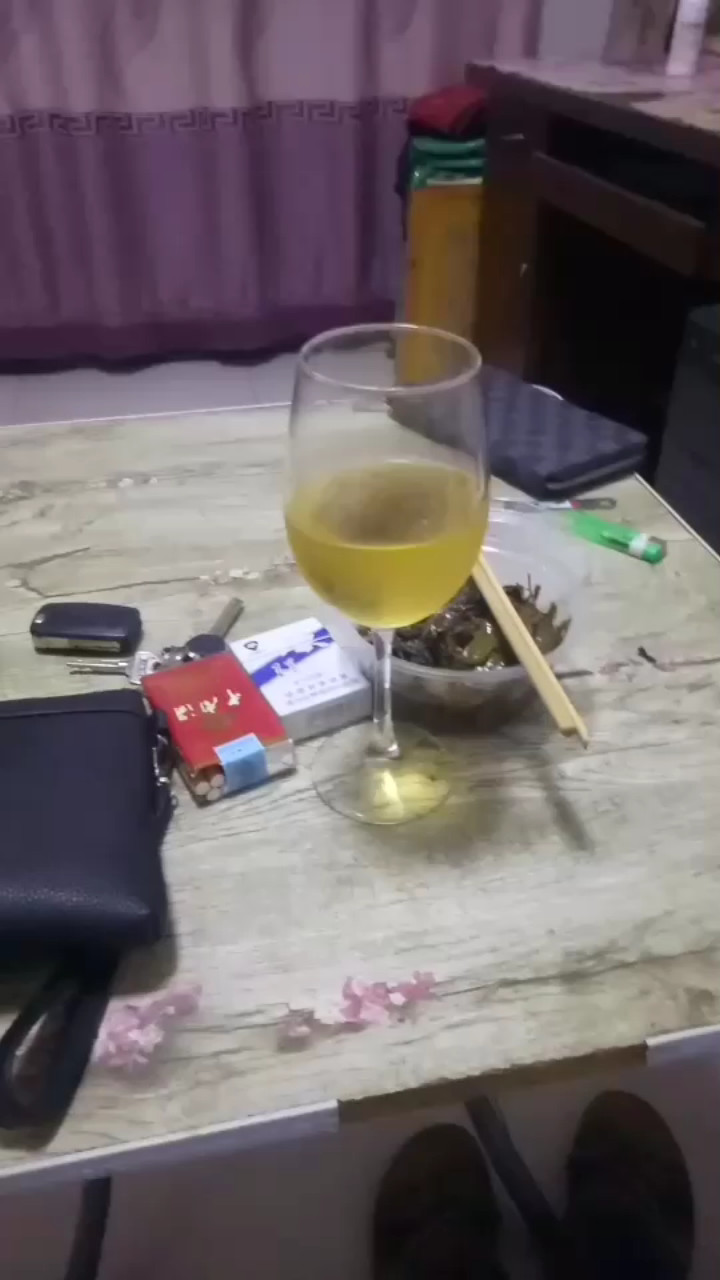 喝的是烦恼，抽的是寂寞