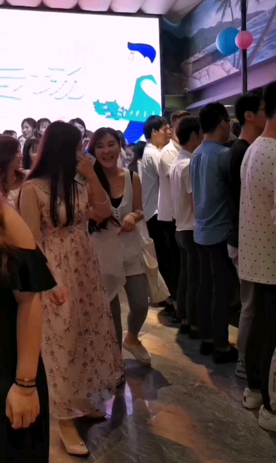 相亲活动现场~女生可以把手中的