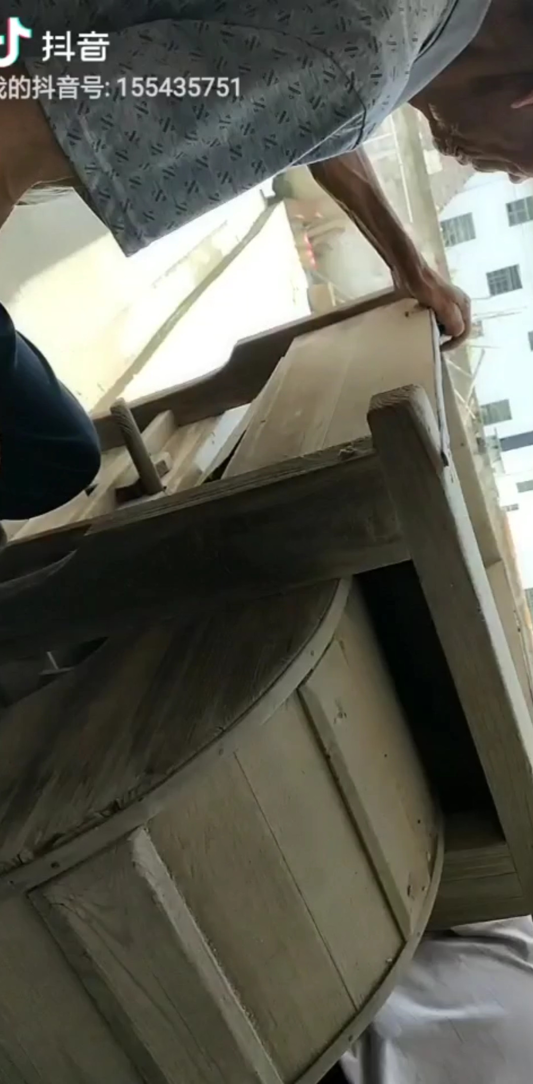 爷爷在用丰车车谷，大家认识这不