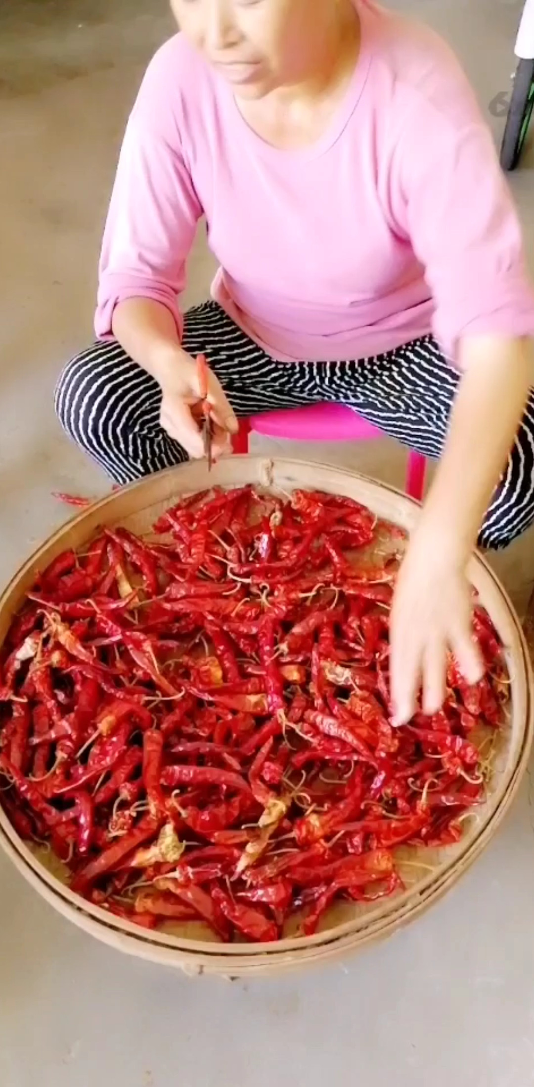 婆婆在整理自己家绿色无害产品。