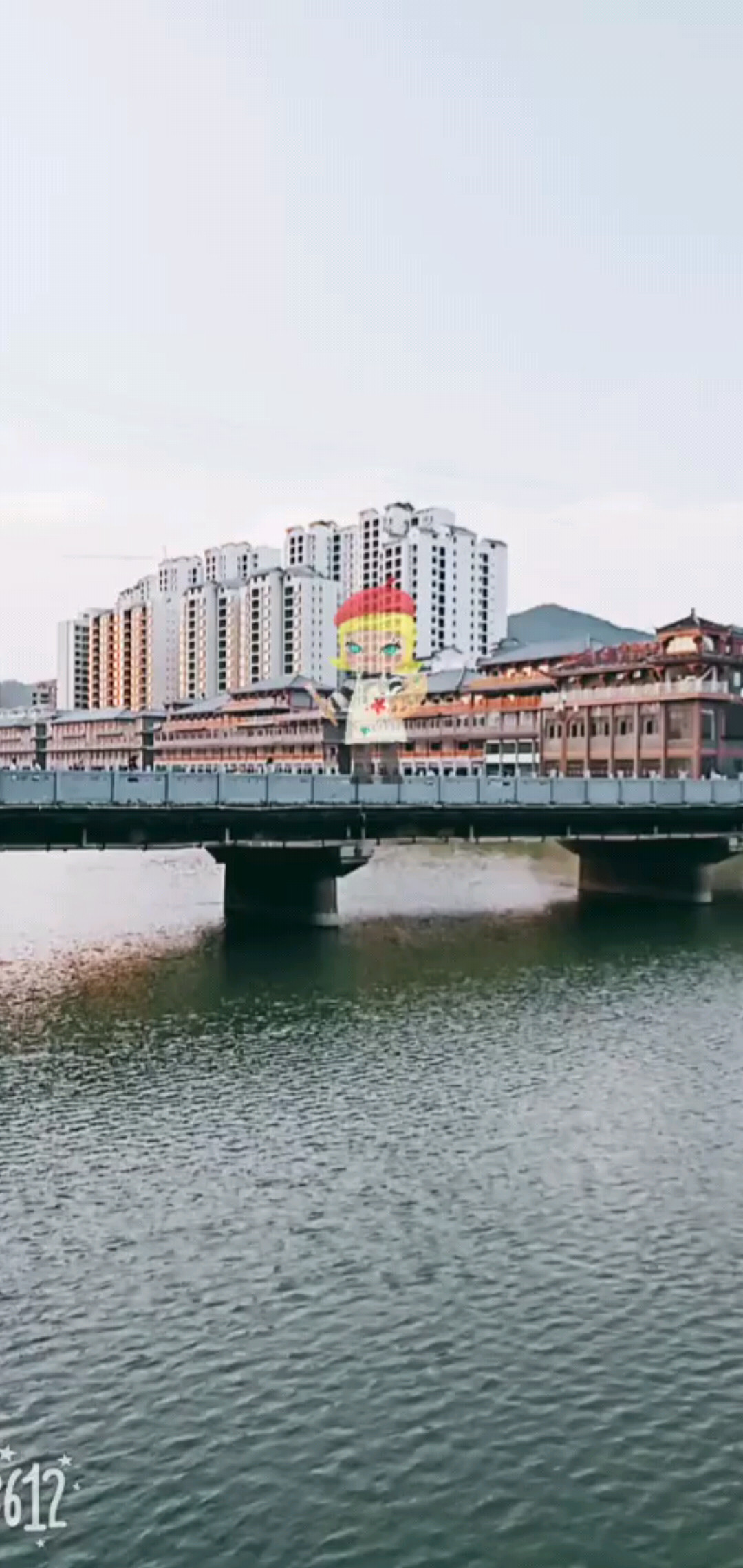 清澈的河水！美丽的风景！有谁来