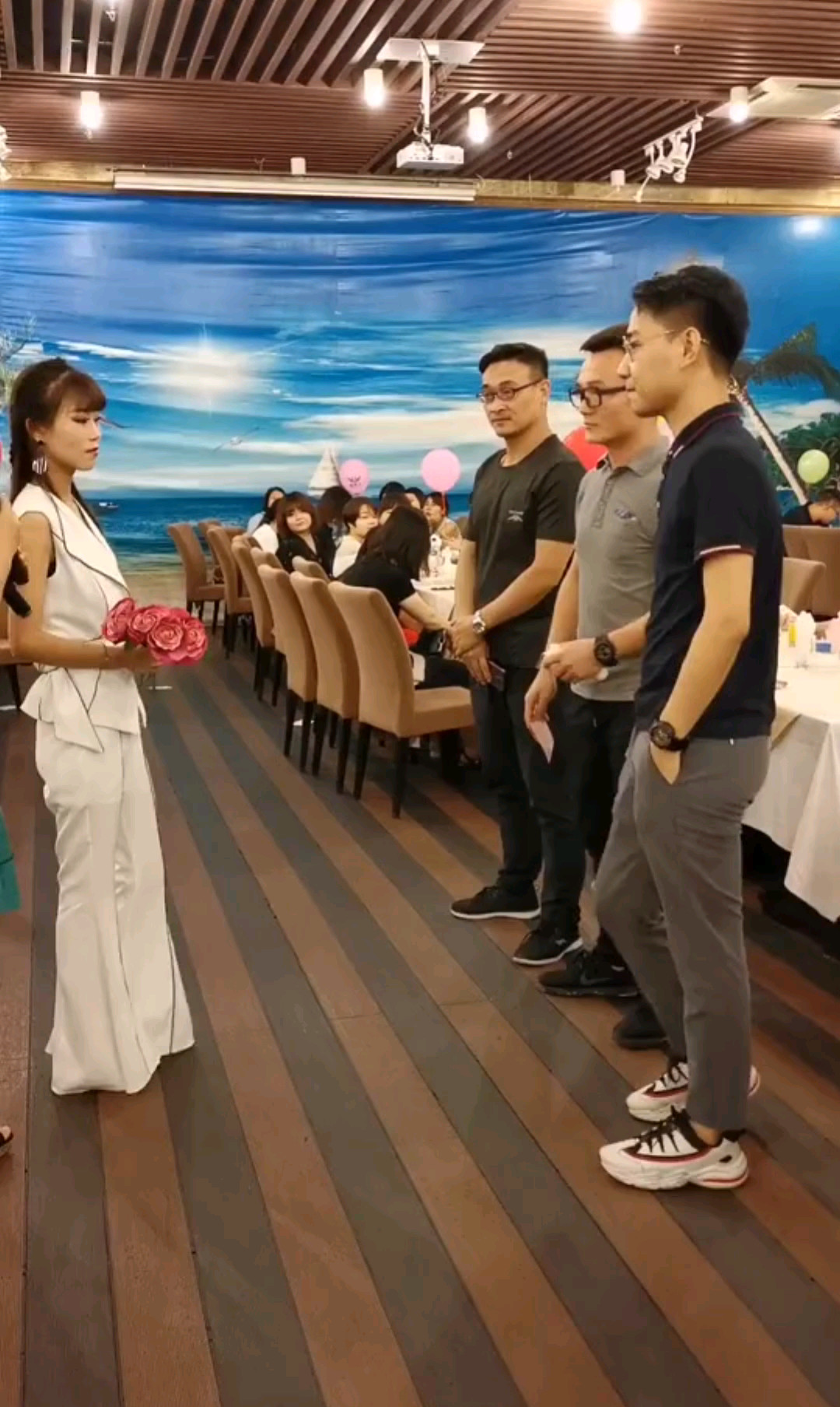 气质小姐姐被3个男生排着队表白