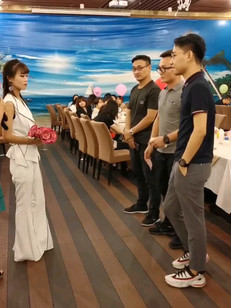 气质小姐姐被3个男生排着队表白