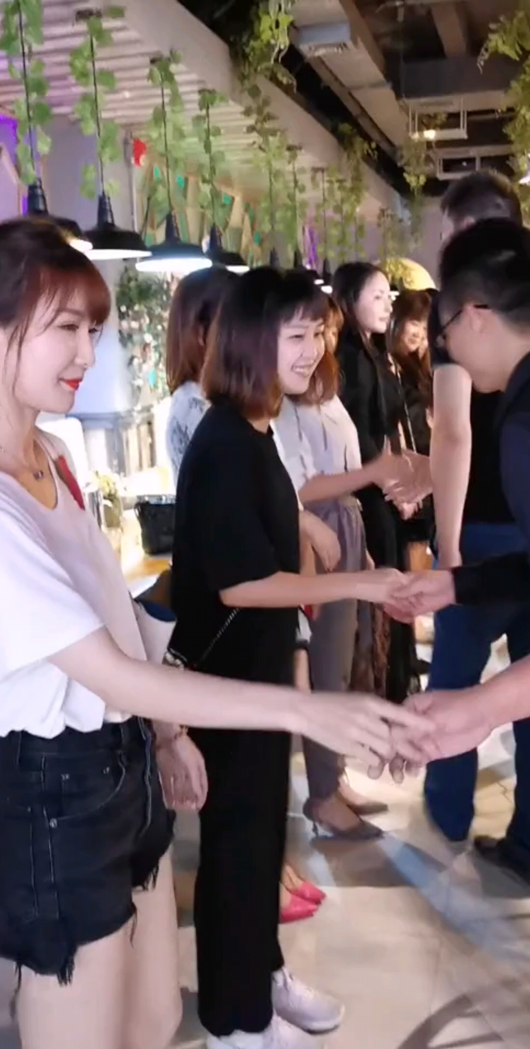 第一个小姐姐微笑很甜美~现场好