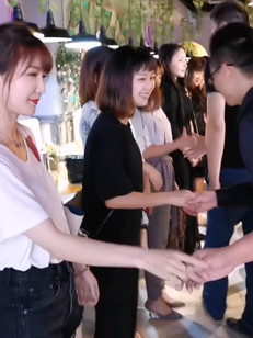 第一个小姐姐微笑很甜美~现场好