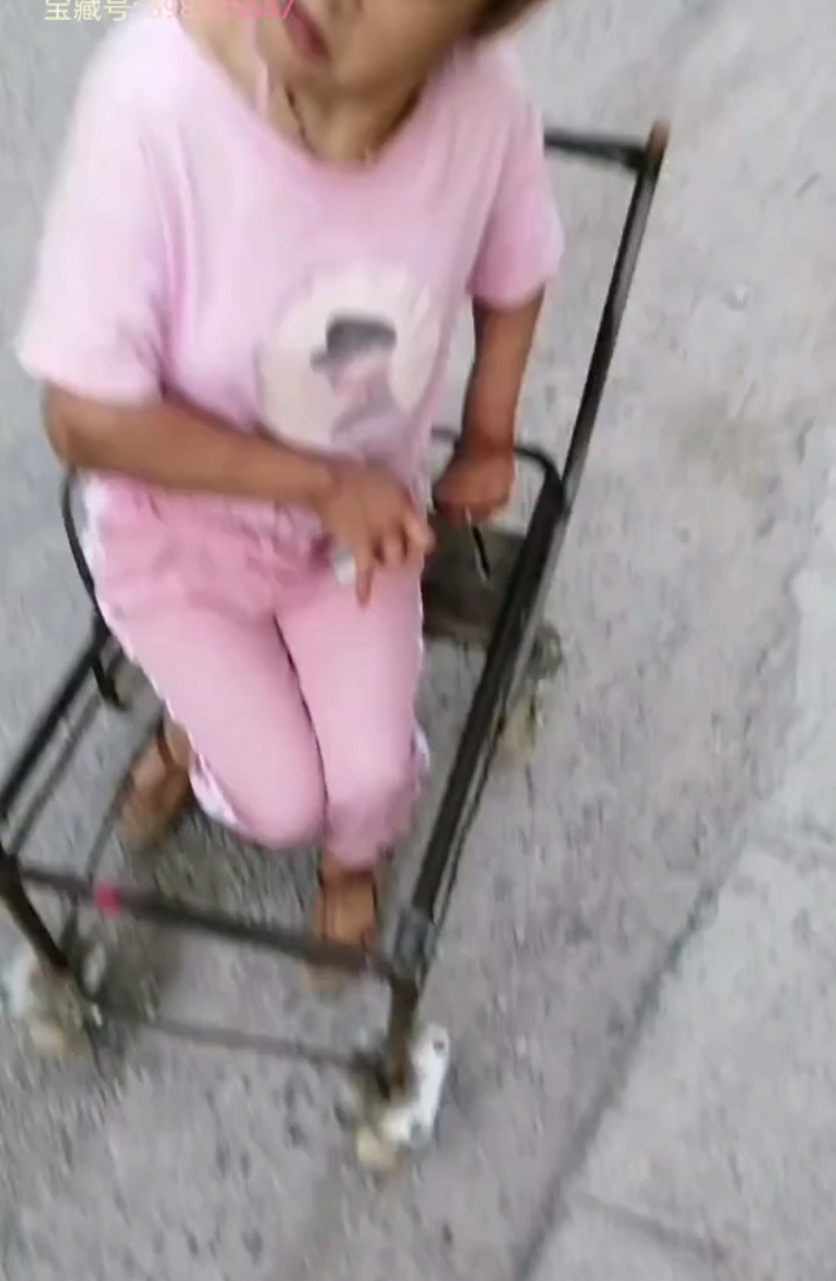 这是我走路的样子 请各位关注我