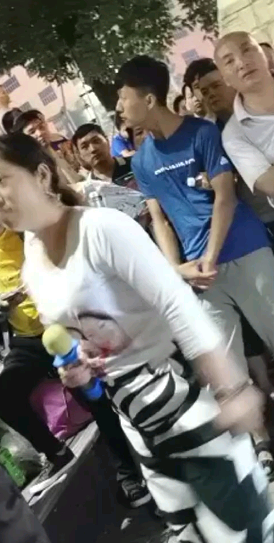 在深圳龙华大浪劳动广场扭屁股。