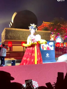 大唐不夜城不倒翁小姐姐