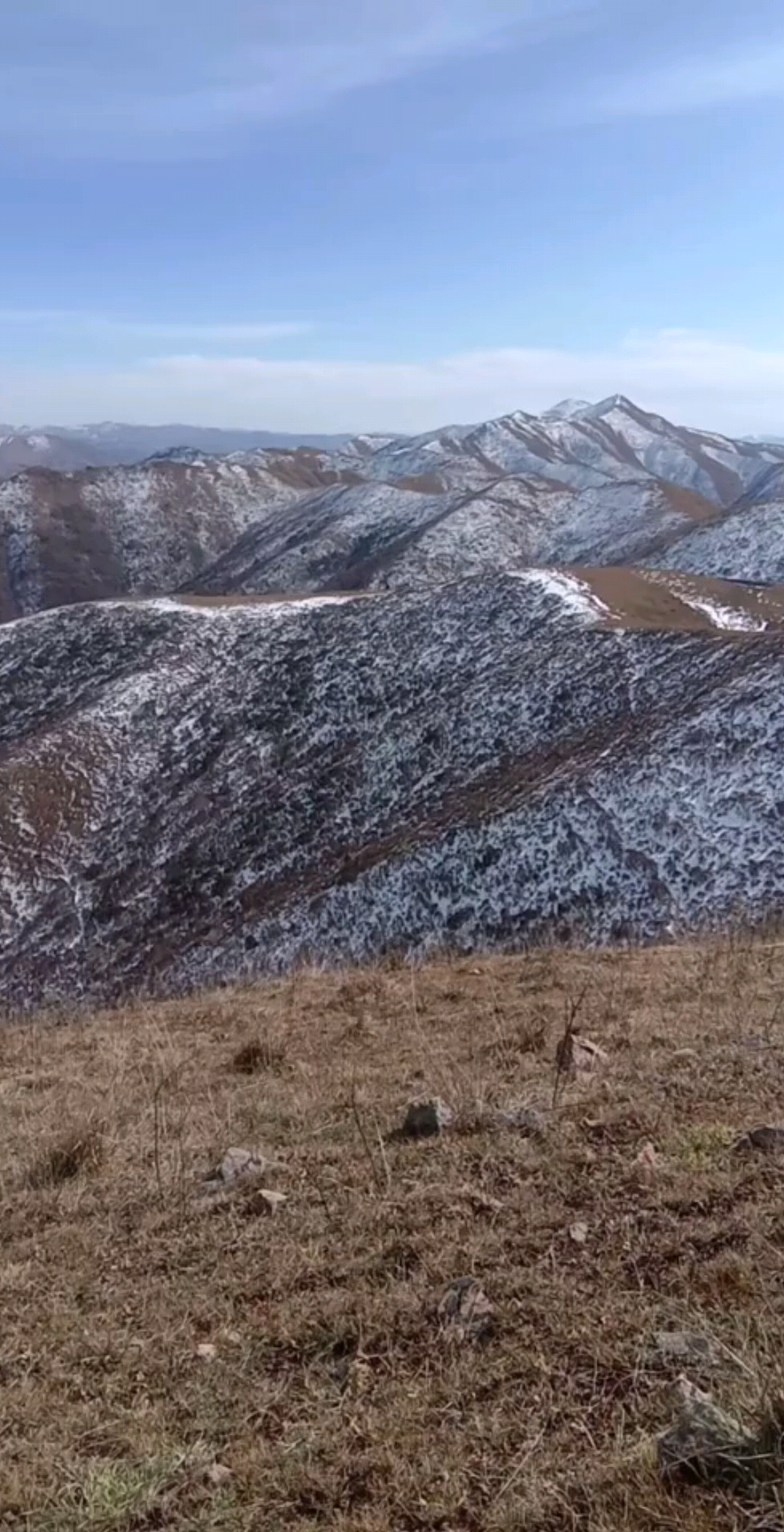 甘肃海拔3000米的雪山