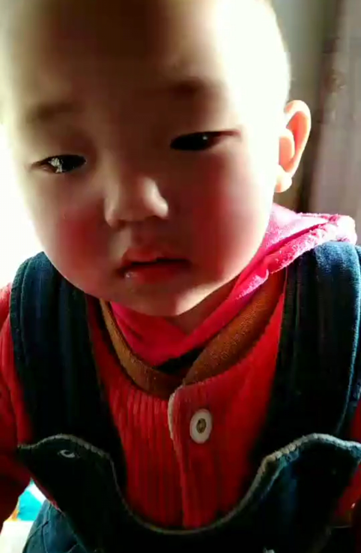 太冷了，不让她出去玩，她就哭