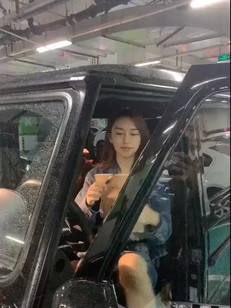 開賓士小姐姐豪橫