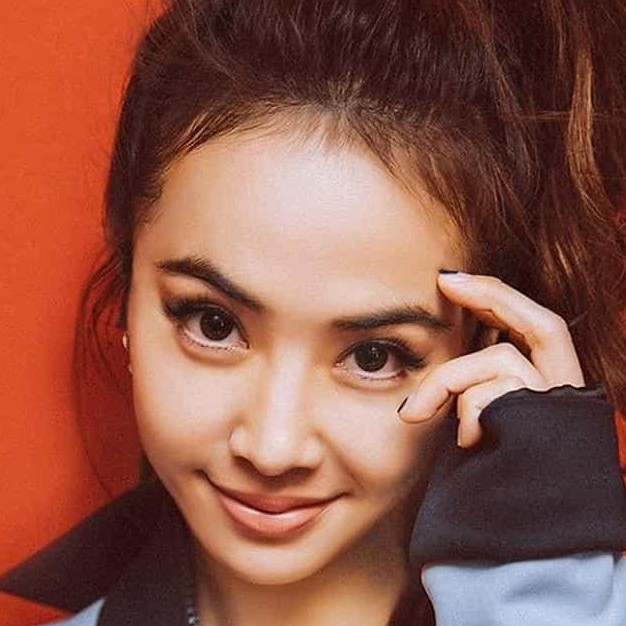 无聊溜达看美女海报